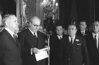 Il Presidente della Repubblica Giuseppe Saragat riceve in udienza Italo Gelmini, Presidente dell'Associazione generale italiana dello spettacolo, con il Ministro del turismo e dello spettacolo Achille Corona e con gli organizzatori e i premiati di medaglia d'oro della seconda edizione "Premio anziani del teatro"