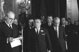 Il Presidente della Repubblica Giuseppe Saragat riceve in udienza Italo Gelmini, Presidente dell'Associazione generale italiana dello spettacolo, con il Ministro del turismo e dello spettacolo Achille Corona e con gli organizzatori e i premiati di medaglia d'oro della seconda edizione "Premio anziani del teatro"