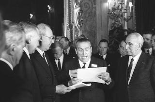 Il Presidente della Repubblica Giuseppe Saragat riceve in udienza Italo Gelmini, Presidente dell'Associazione generale italiana dello spettacolo, con il Ministro del turismo e dello spettacolo Achille Corona e con gli organizzatori e i premiati di medaglia d'oro della seconda edizione "Premio anziani del teatro"