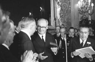 Il Presidente della Repubblica Giuseppe Saragat riceve in udienza Italo Gelmini, Presidente dell'Associazione generale italiana dello spettacolo, con il Ministro del turismo e dello spettacolo Achille Corona e con gli organizzatori e i premiati di medaglia d'oro della seconda edizione "Premio anziani del teatro"