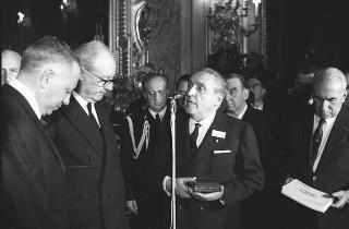 Il Presidente della Repubblica Giuseppe Saragat riceve in udienza Italo Gelmini, Presidente dell'Associazione generale italiana dello spettacolo, con il Ministro del turismo e dello spettacolo Achille Corona e con gli organizzatori e i premiati di medaglia d'oro della seconda edizione "Premio anziani del teatro"