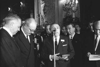 Il Presidente della Repubblica Giuseppe Saragat riceve in udienza Italo Gelmini, Presidente dell'Associazione generale italiana dello spettacolo, con il Ministro del turismo e dello spettacolo Achille Corona e con gli organizzatori e i premiati di medaglia d'oro della seconda edizione "Premio anziani del teatro"