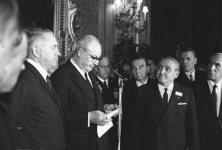 Il Presidente della Repubblica Giuseppe Saragat riceve in udienza Italo Gelmini, Presidente dell'Associazione generale italiana dello spettacolo, con il Ministro del turismo e dello spettacolo Achille Corona e con gli organizzatori e i premiati di medaglia d'oro della seconda edizione "Premio anziani del teatro"