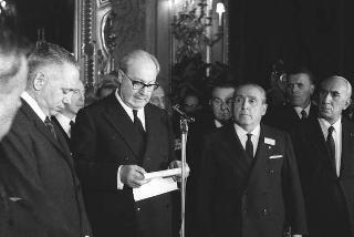 Il Presidente della Repubblica Giuseppe Saragat riceve in udienza Italo Gelmini, Presidente dell'Associazione generale italiana dello spettacolo, con il Ministro del turismo e dello spettacolo Achille Corona e con gli organizzatori e i premiati di medaglia d'oro della seconda edizione "Premio anziani del teatro"