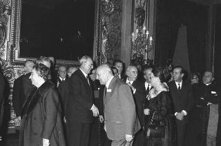 Il Presidente della Repubblica Giuseppe Saragat riceve in udienza Italo Gelmini, Presidente dell'Associazione generale italiana dello spettacolo, con il Ministro del turismo e dello spettacolo Achille Corona e con gli organizzatori e i premiati di medaglia d'oro della seconda edizione "Premio anziani del teatro"