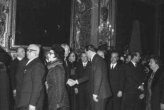 Il Presidente della Repubblica Giuseppe Saragat riceve in udienza Italo Gelmini, Presidente dell'Associazione generale italiana dello spettacolo, con il Ministro del turismo e dello spettacolo Achille Corona e con gli organizzatori e i premiati di medaglia d'oro della seconda edizione "Premio anziani del teatro"