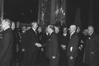 Il Presidente della Repubblica Giuseppe Saragat riceve in udienza Italo Gelmini, Presidente dell'Associazione generale italiana dello spettacolo, con il Ministro del turismo e dello spettacolo Achille Corona e con gli organizzatori e i premiati di medaglia d'oro della seconda edizione "Premio anziani del teatro"