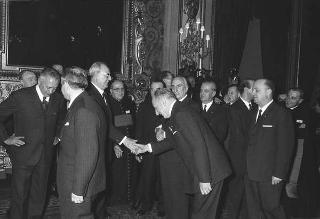 Il Presidente della Repubblica Giuseppe Saragat riceve in udienza Italo Gelmini, Presidente dell'Associazione generale italiana dello spettacolo, con il Ministro del turismo e dello spettacolo Achille Corona e con gli organizzatori e i premiati di medaglia d'oro della seconda edizione "Premio anziani del teatro"