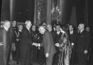 Il Presidente della Repubblica Giuseppe Saragat riceve in udienza Italo Gelmini, Presidente dell'Associazione generale italiana dello spettacolo, con il Ministro del turismo e dello spettacolo Achille Corona e con gli organizzatori e i premiati di medaglia d'oro della seconda edizione "Premio anziani del teatro"