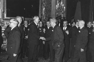 Il Presidente della Repubblica Giuseppe Saragat riceve in udienza Italo Gelmini, Presidente dell'Associazione generale italiana dello spettacolo, con il Ministro del turismo e dello spettacolo Achille Corona e con gli organizzatori e i premiati di medaglia d'oro della seconda edizione "Premio anziani del teatro"