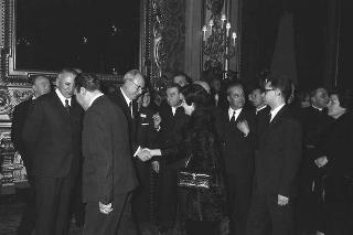 Il Presidente della Repubblica Giuseppe Saragat riceve in udienza Italo Gelmini, Presidente dell'Associazione generale italiana dello spettacolo, con il Ministro del turismo e dello spettacolo Achille Corona e con gli organizzatori e i premiati di medaglia d'oro della seconda edizione "Premio anziani del teatro"
