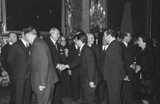 Il Presidente della Repubblica Giuseppe Saragat riceve in udienza Italo Gelmini, Presidente dell'Associazione generale italiana dello spettacolo, con il Ministro del turismo e dello spettacolo Achille Corona e con gli organizzatori e i premiati di medaglia d'oro della seconda edizione "Premio anziani del teatro"