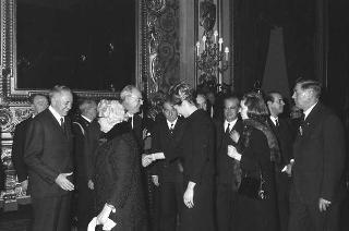 Il Presidente della Repubblica Giuseppe Saragat riceve in udienza Italo Gelmini, Presidente dell'Associazione generale italiana dello spettacolo, con il Ministro del turismo e dello spettacolo Achille Corona e con gli organizzatori e i premiati di medaglia d'oro della seconda edizione "Premio anziani del teatro"