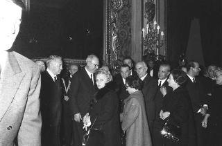 Il Presidente della Repubblica Giuseppe Saragat riceve in udienza Italo Gelmini, Presidente dell'Associazione generale italiana dello spettacolo, con il Ministro del turismo e dello spettacolo Achille Corona e con gli organizzatori e i premiati di medaglia d'oro della seconda edizione "Premio anziani del teatro"
