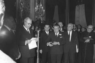 Il Presidente della Repubblica Giuseppe Saragat riceve in udienza Italo Gelmini, Presidente dell'Associazione generale italiana dello spettacolo, con il Ministro del turismo e dello spettacolo Achille Corona e con gli organizzatori e i premiati di medaglia d'oro della seconda edizione "Premio anziani del teatro"