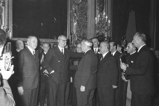 Il Presidente della Repubblica Giuseppe Saragat riceve in udienza Italo Gelmini, Presidente dell'Associazione generale italiana dello spettacolo, con il Ministro del turismo e dello spettacolo Achille Corona e con gli organizzatori e i premiati di medaglia d'oro della seconda edizione "Premio anziani del teatro"