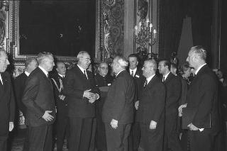 Il Presidente della Repubblica Giuseppe Saragat riceve in udienza Italo Gelmini, Presidente dell'Associazione generale italiana dello spettacolo, con il Ministro del turismo e dello spettacolo Achille Corona e con gli organizzatori e i premiati di medaglia d'oro della seconda edizione "Premio anziani del teatro"
