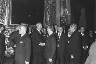 Il Presidente della Repubblica Giuseppe Saragat riceve in udienza Italo Gelmini, Presidente dell'Associazione generale italiana dello spettacolo, con il Ministro del turismo e dello spettacolo Achille Corona e con gli organizzatori e i premiati di medaglia d'oro della seconda edizione "Premio anziani del teatro"