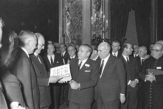 Il Presidente della Repubblica Giuseppe Saragat riceve in udienza Italo Gelmini, Presidente dell'Associazione generale italiana dello spettacolo, con il Ministro del turismo e dello spettacolo Achille Corona e con gli organizzatori e i premiati di medaglia d'oro della seconda edizione "Premio anziani del teatro"