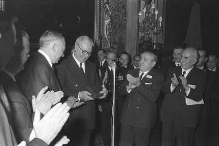 Il Presidente della Repubblica Giuseppe Saragat riceve in udienza Italo Gelmini, Presidente dell'Associazione generale italiana dello spettacolo, con il Ministro del turismo e dello spettacolo Achille Corona e con gli organizzatori e i premiati di medaglia d'oro della seconda edizione "Premio anziani del teatro"