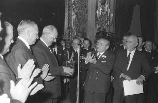Il Presidente della Repubblica Giuseppe Saragat riceve in udienza Italo Gelmini, Presidente dell'Associazione generale italiana dello spettacolo, con il Ministro del turismo e dello spettacolo Achille Corona e con gli organizzatori e i premiati di medaglia d'oro della seconda edizione "Premio anziani del teatro"