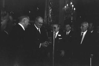 Il Presidente della Repubblica Giuseppe Saragat riceve in udienza Italo Gelmini, Presidente dell'Associazione generale italiana dello spettacolo, con il Ministro del turismo e dello spettacolo Achille Corona e con gli organizzatori e i premiati di medaglia d'oro della seconda edizione "Premio anziani del teatro"
