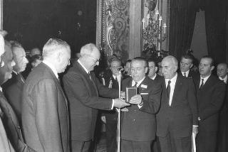 Il Presidente della Repubblica Giuseppe Saragat riceve in udienza Italo Gelmini, Presidente dell'Associazione generale italiana dello spettacolo, con il Ministro del turismo e dello spettacolo Achille Corona e con gli organizzatori e i premiati di medaglia d'oro della seconda edizione "Premio anziani del teatro"