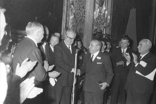Il Presidente della Repubblica Giuseppe Saragat riceve in udienza Italo Gelmini, Presidente dell'Associazione generale italiana dello spettacolo, con il Ministro del turismo e dello spettacolo Achille Corona e con gli organizzatori e i premiati di medaglia d'oro della seconda edizione "Premio anziani del teatro"