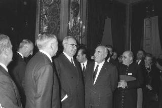 Il Presidente della Repubblica Giuseppe Saragat riceve in udienza Italo Gelmini, Presidente dell'Associazione generale italiana dello spettacolo, con il Ministro del turismo e dello spettacolo Achille Corona e con gli organizzatori e i premiati di medaglia d'oro della seconda edizione "Premio anziani del teatro"