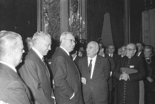 Il Presidente della Repubblica Giuseppe Saragat riceve in udienza Italo Gelmini, Presidente dell'Associazione generale italiana dello spettacolo, con il Ministro del turismo e dello spettacolo Achille Corona e con gli organizzatori e i premiati di medaglia d'oro della seconda edizione "Premio anziani del teatro"
