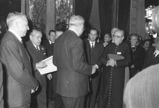 Il Presidente della Repubblica Giuseppe Saragat riceve in udienza Italo Gelmini, Presidente dell'Associazione generale italiana dello spettacolo, con il Ministro del turismo e dello spettacolo Achille Corona e con gli organizzatori e i premiati di medaglia d'oro della seconda edizione "Premio anziani del teatro"