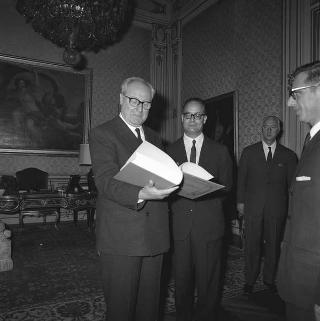 Il Presidente della Repubblica Giuseppe Saragat riceve in udienza Nicola Signorello, Presidente dell'Associazione nazionale Enti di assistenza, con i componenti del Comitato direttivo