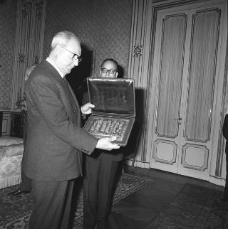 Il Presidente della Repubblica Giuseppe Saragat riceve in udienza Nicola Signorello, Presidente dell'Associazione nazionale Enti di assistenza, con i componenti del Comitato direttivo