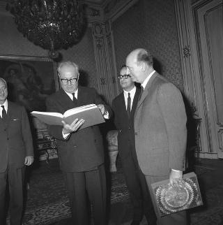 Il Presidente della Repubblica Giuseppe Saragat riceve in udienza Nicola Signorello, Presidente dell'Associazione nazionale Enti di assistenza, con i componenti del Comitato direttivo