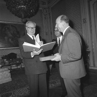 Il Presidente della Repubblica Giuseppe Saragat riceve in udienza Nicola Signorello, Presidente dell'Associazione nazionale Enti di assistenza, con i componenti del Comitato direttivo