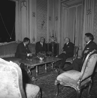 Attilio Tanas, vicePresidente della Giunta Provinciale di Trento con Riccardo Bacchi e Piero Pieri, in visita di omaggio al Presidente della Repubblica Giuseppe Saragat per fare dono del volume dedicato al martire Cesare Battisti