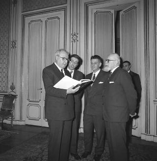 Attilio Tanas, vicePresidente della Giunta Provinciale di Trento con Riccardo Bacchi e Piero Pieri, in visita di omaggio al Presidente della Repubblica Giuseppe Saragat per fare dono del volume dedicato al martire Cesare Battisti