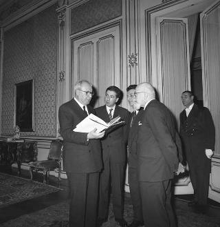 Attilio Tanas, vicePresidente della Giunta Provinciale di Trento con Riccardo Bacchi e Piero Pieri, in visita di omaggio al Presidente della Repubblica Giuseppe Saragat per fare dono del volume dedicato al martire Cesare Battisti
