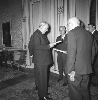Attilio Tanas, vicePresidente della Giunta Provinciale di Trento con Riccardo Bacchi e Piero Pieri, in visita di omaggio al Presidente della Repubblica Giuseppe Saragat per fare dono del volume dedicato al martire Cesare Battisti