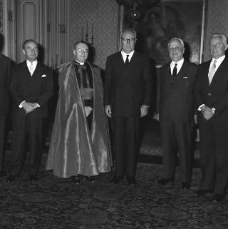 Il Presidente della Repubblica Giuseppe Saragat riceve in udienza Mons. John Partrik Carroll Abbing, Presidente dell'Opera nazionale per la città dei ragazzi