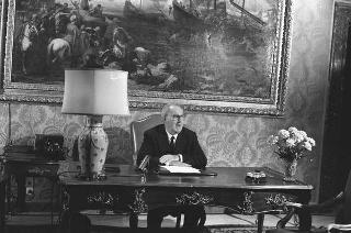 Il Presidente della Repubblica Giuseppe Saragat si prepara per il discorso di fine anno e il ricevimento offerto alle Alte Cariche dello Stato per gli auguri di Natale e Capodanno