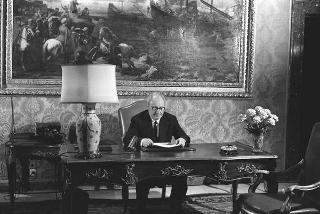 Il Presidente della Repubblica Giuseppe Saragat si prepara per il discorso di fine anno e il ricevimento offerto alle Alte Cariche dello Stato per gli auguri di Natale e Capodanno