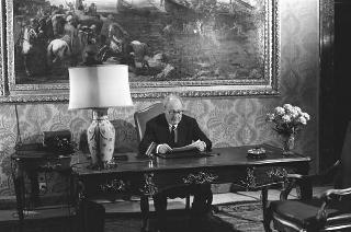 Il Presidente della Repubblica Giuseppe Saragat si prepara per il discorso di fine anno e il ricevimento offerto alle Alte Cariche dello Stato per gli auguri di Natale e Capodanno