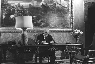 Il Presidente della Repubblica Giuseppe Saragat si prepara per il discorso di fine anno e il ricevimento offerto alle Alte Cariche dello Stato per gli auguri di Natale e Capodanno