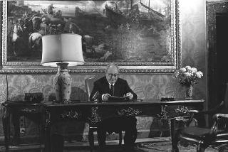 Il Presidente della Repubblica Giuseppe Saragat si prepara per il discorso di fine anno e il ricevimento offerto alle Alte Cariche dello Stato per gli auguri di Natale e Capodanno