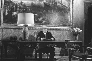 Il Presidente della Repubblica Giuseppe Saragat si prepara per il discorso di fine anno e il ricevimento offerto alle Alte Cariche dello Stato per gli auguri di Natale e Capodanno