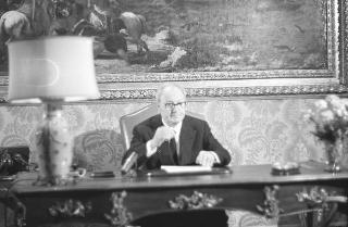 Il Presidente della Repubblica Giuseppe Saragat si prepara per il discorso di fine anno e il ricevimento offerto alle Alte Cariche dello Stato per gli auguri di Natale e Capodanno