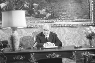 Il Presidente della Repubblica Giuseppe Saragat si prepara per il discorso di fine anno e il ricevimento offerto alle Alte Cariche dello Stato per gli auguri di Natale e Capodanno