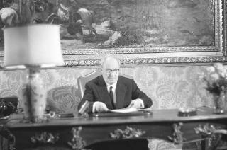 Il Presidente della Repubblica Giuseppe Saragat si prepara per il discorso di fine anno e il ricevimento offerto alle Alte Cariche dello Stato per gli auguri di Natale e Capodanno
