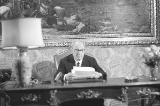 Il Presidente della Repubblica Giuseppe Saragat si prepara per il discorso di fine anno e il ricevimento offerto alle Alte Cariche dello Stato per gli auguri di Natale e Capodanno